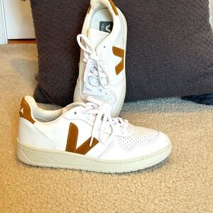 Veja V-10 Sneaker (Women)